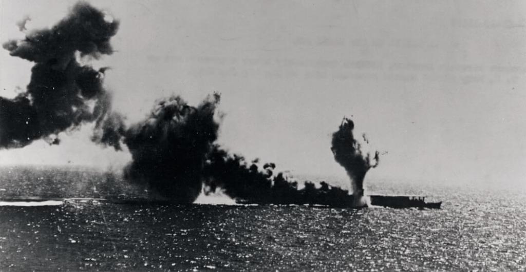 El portaaviones japonés Shoho alcanzado por un torpedo americano