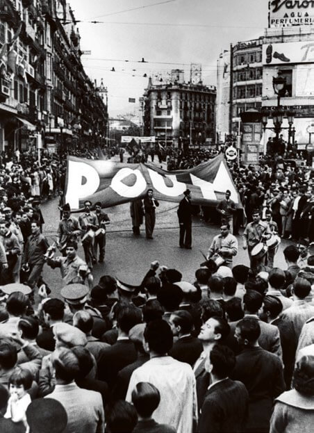 Militantes del POUM marchando en Barcelona en 1936