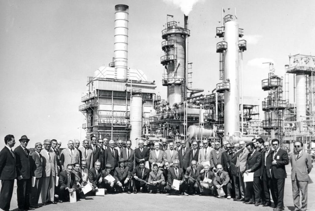 Parlamentarios iranís tras la votación de la Anglo-Iranian Oil Company