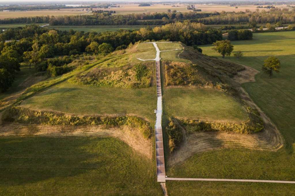 Los agricultores de maíz de Cahokia, cuya antigua civilización dejó como legado los imponentes montículos que aún pueden verse en un sitio histórico nacional de Illinois, vivieron períodos de crecimiento y declive poblacional a lo largo de los siglos