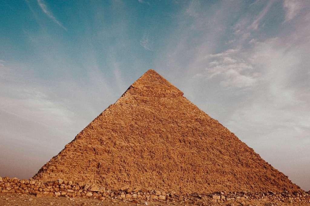 Algunos expertos y ciudadanos expresan su preocupación ante lo que perciben como una gestión deficiente y poco cuidadosa del invaluable patrimonio histórico de Egipto