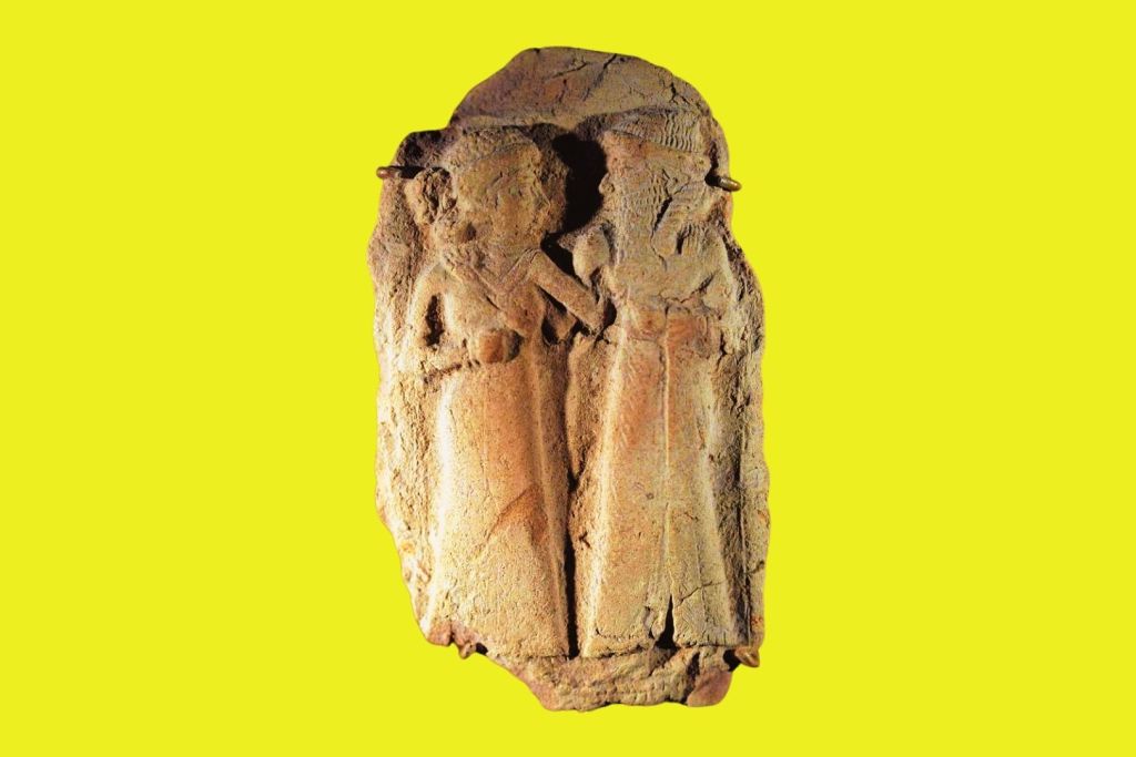 La unión de Inanna y Dumuzi representaba el vínculo sagrado entre la diosa del amor y la fertilidad y su consorte divino, uniendo el cielo y la tierra en un ritual que simbolizaba la renovación de la vida y la prosperidad para el pueblo sumerio