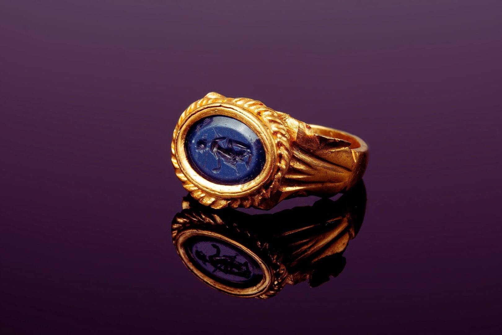 Encuentran un anillo romano de oro con Venus en una antigua calzada de Francia
