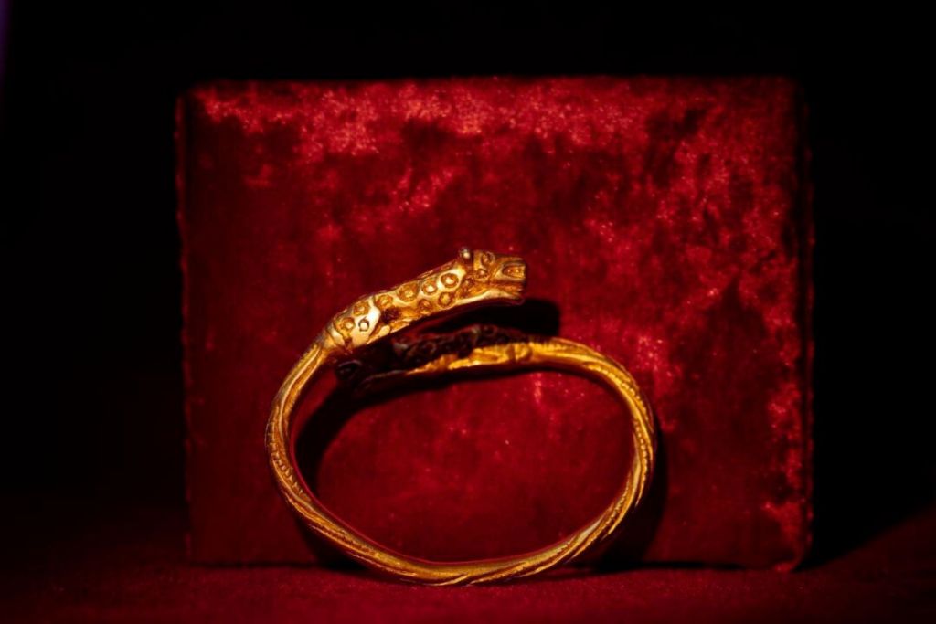 Numerosos artefactos antiguos recuperados de los túmulos funerarios sármatas presentan representaciones de animales, como este brazalete de oro diseñado con la forma de un leopardo
