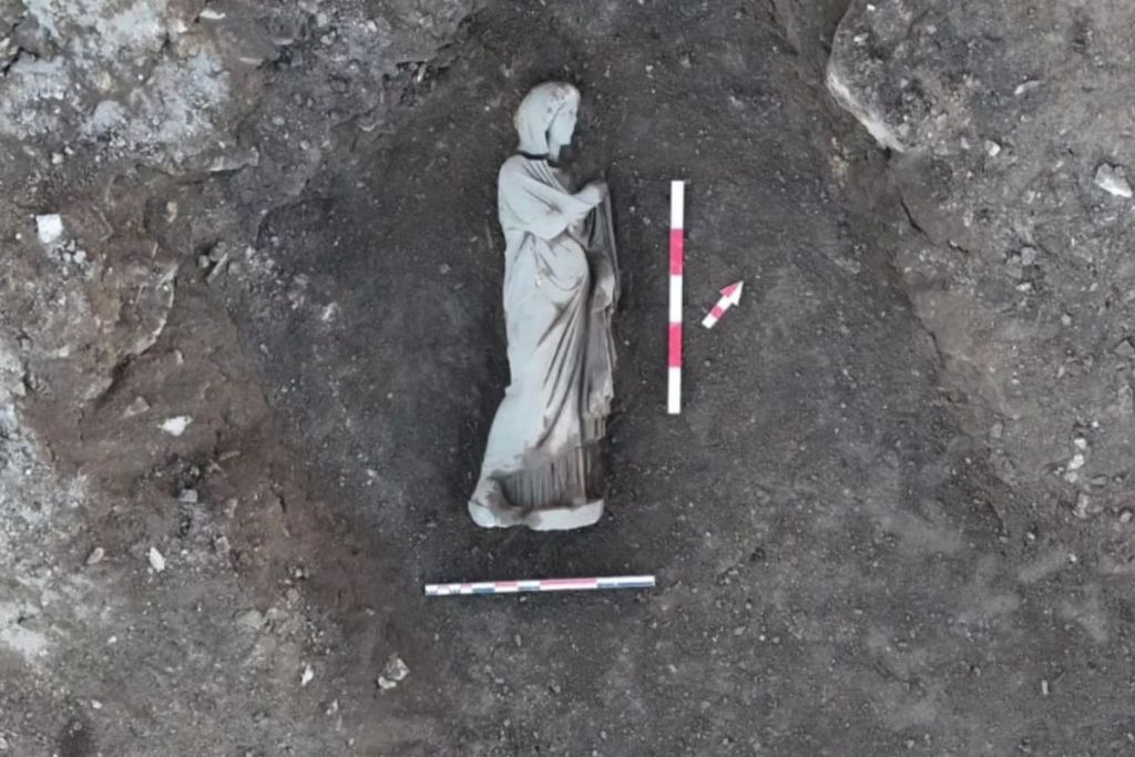 Escultura de una figura femenina no identificada, perteneciente al período Severiano del Imperio Romano, descubierta en las excavaciones de Perge