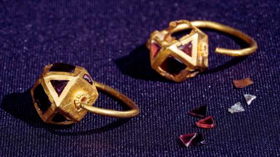 Pendientes elaborados en oro con incrustaciones de granates o cornalinas