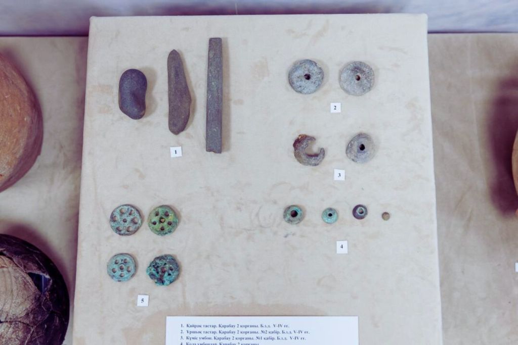 Investigadores en Kazajistán han documentado el hallazgo de más de un millar de objetos en antiguas tumbas sármatas ubicadas en la región de Atyrau