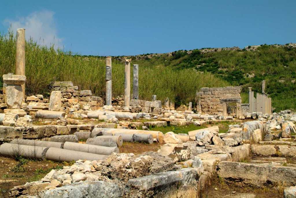 Vista de las ruinas de Perge, una de las ciudades más importantes de la antigua Anatolia, conocida por su legado artístico y arquitectónico en la época romana