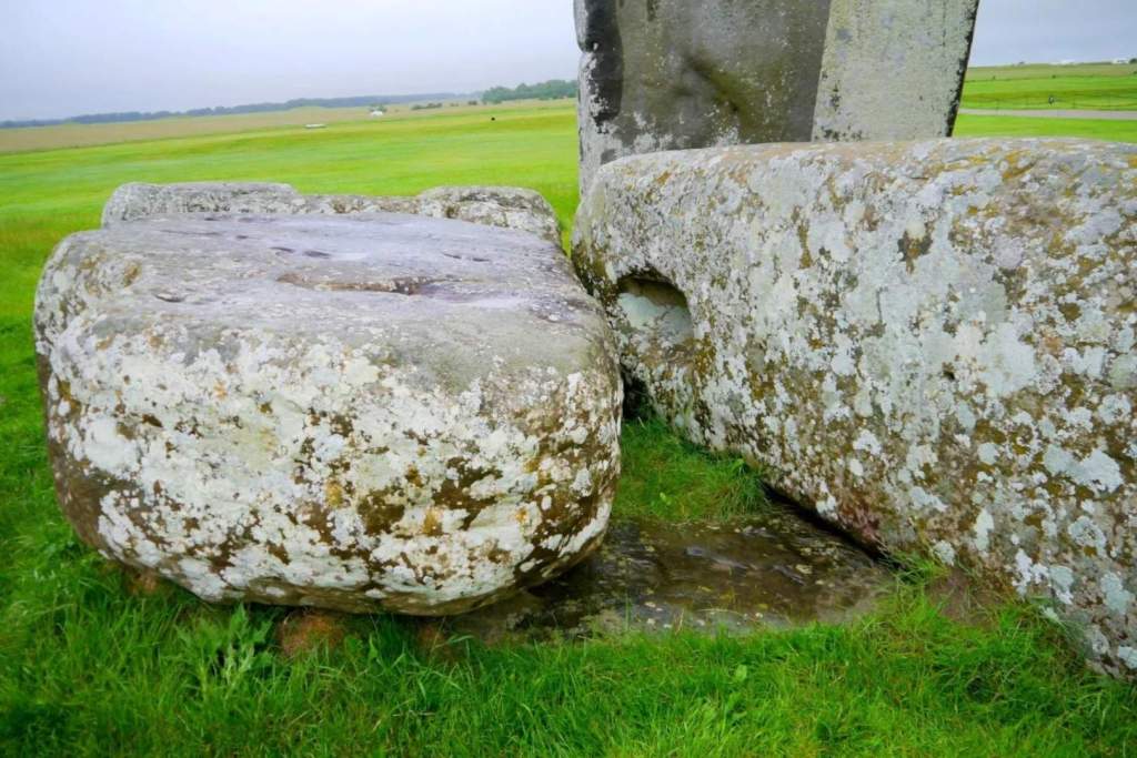 La piedra del altar de Stonehenge se encuentra debajo de dos grandes bloques de sarsen. Este enigmático elemento del monumento, compuesto de arenisca, sigue siendo poco conocido