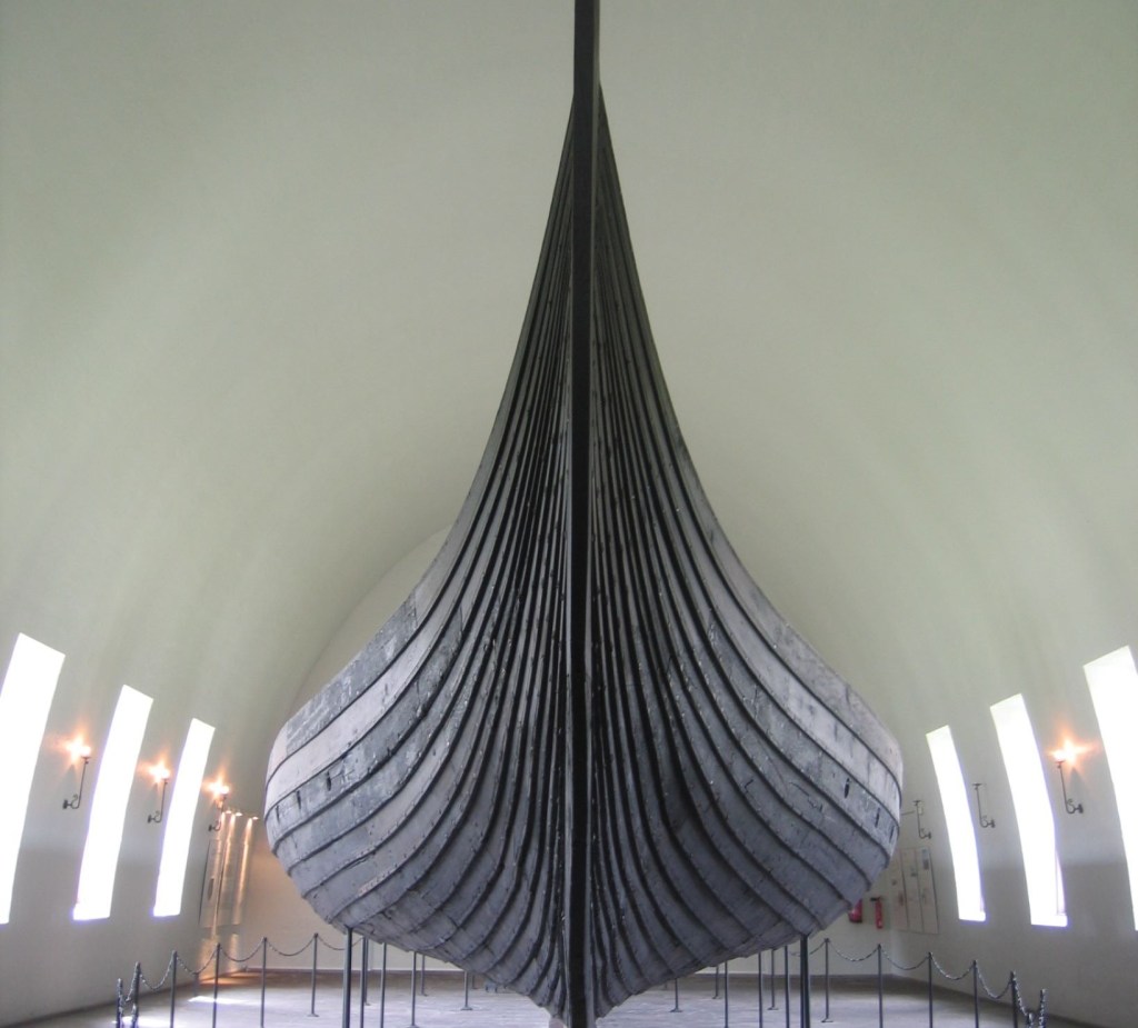 Barco vikingo en un museo