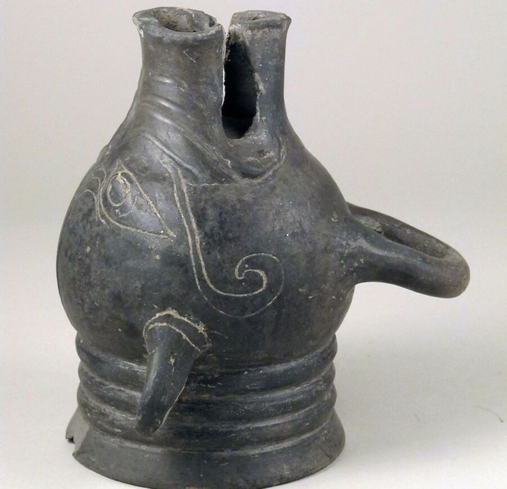 Copa etrusca en forma de cerdo