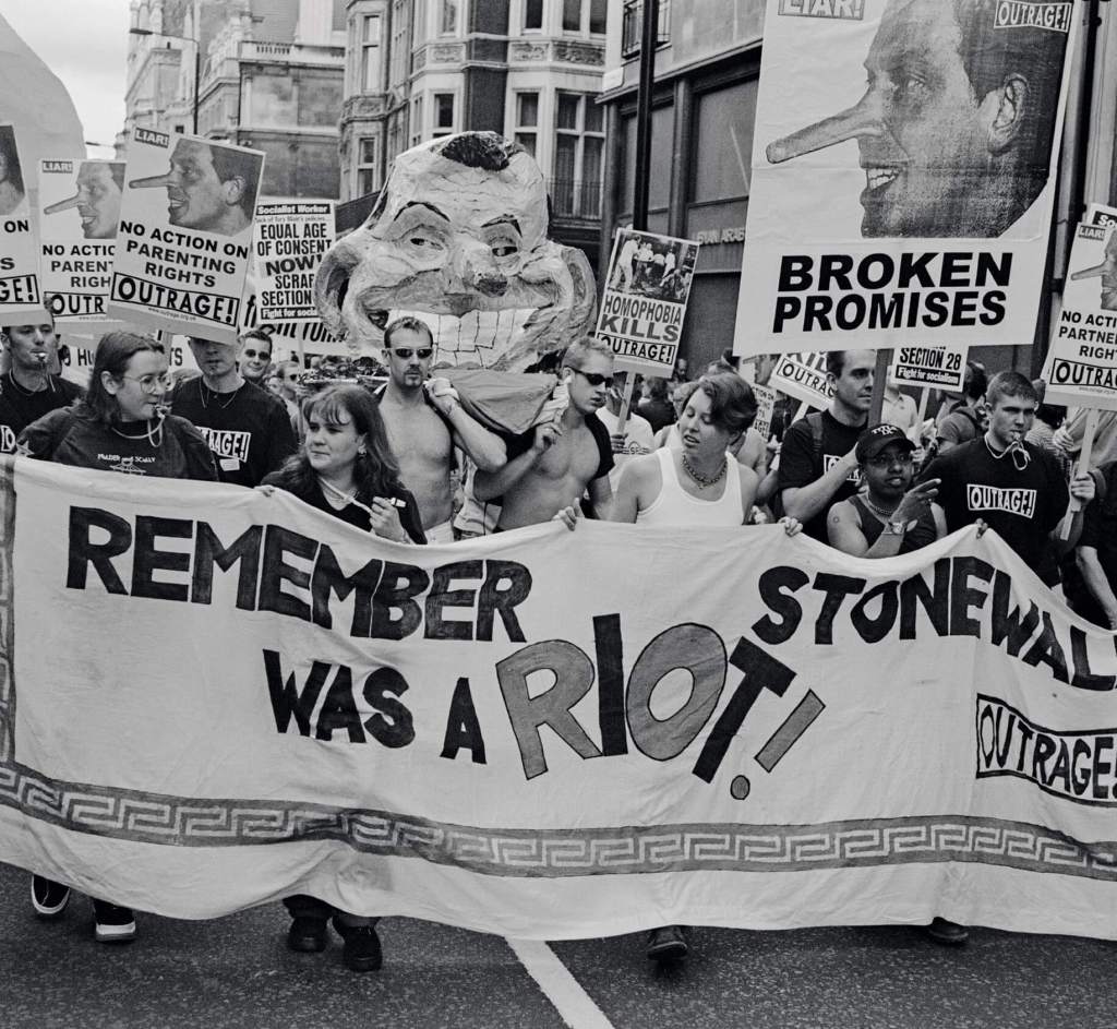 Miembros de OutRage recuerdan el motín de Stonewall