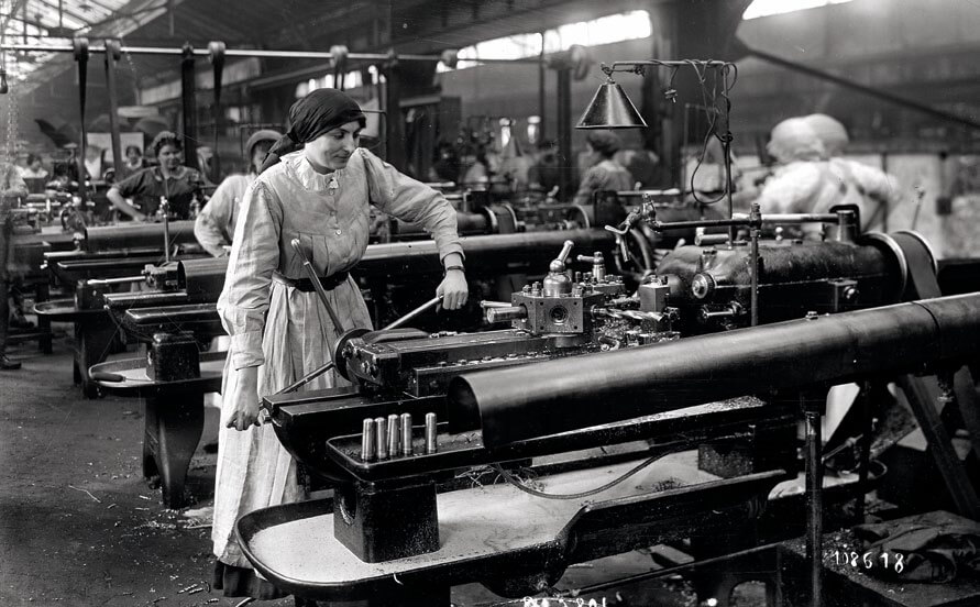 Mujeres trabajando en una fábrica de munición francesa en 1914