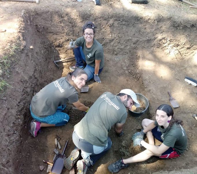 Voluntarios en un yacimiento de Garraitz