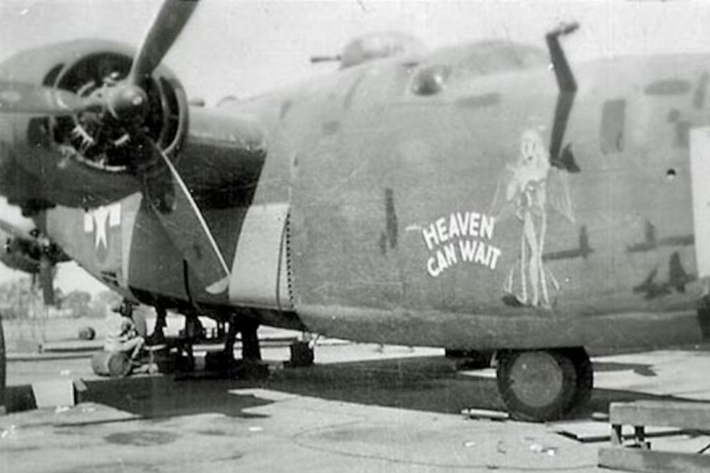 El bombardero B-24D llevaba el nombre de "Heaven Can Wait", un apodo que lo acompañó en sus misiones