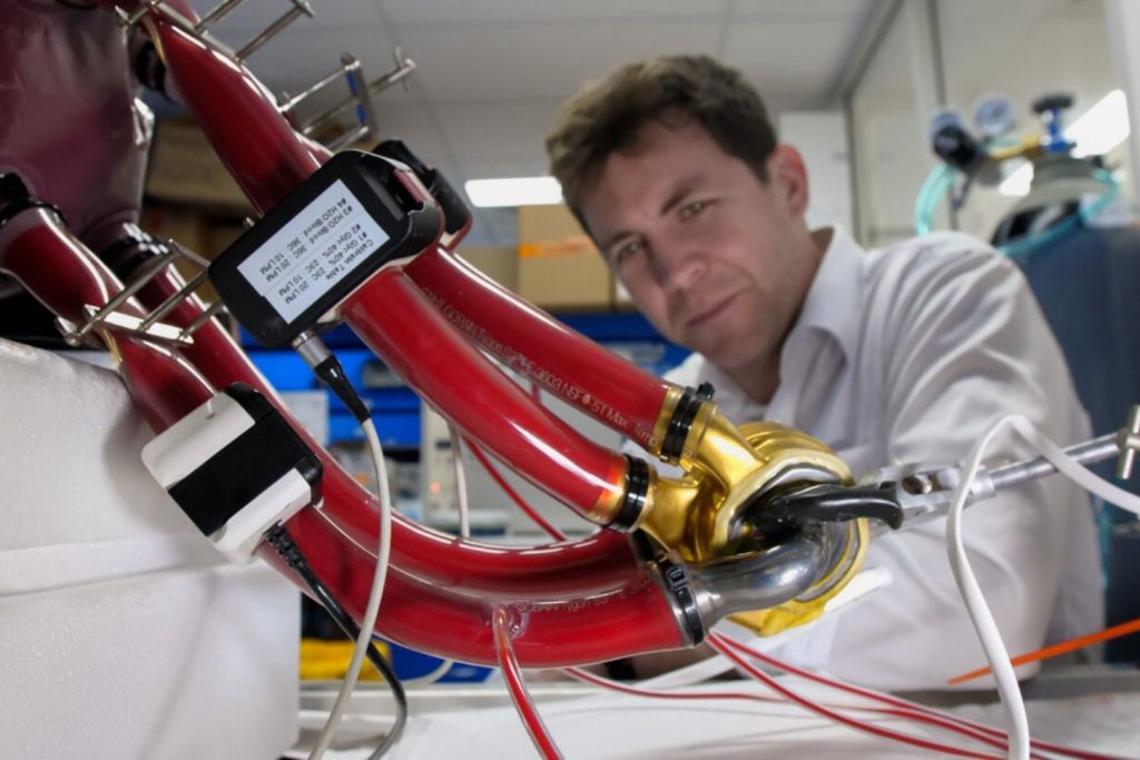 El Corazón Artificial Total de BiVACOR siendo probado en laboratorio, con su inventor, Daniel Timms, al fondo