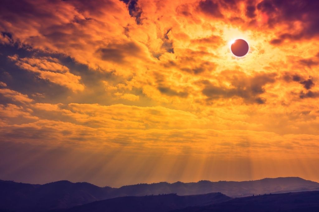 Un eclipse solar oculto tras una superluna