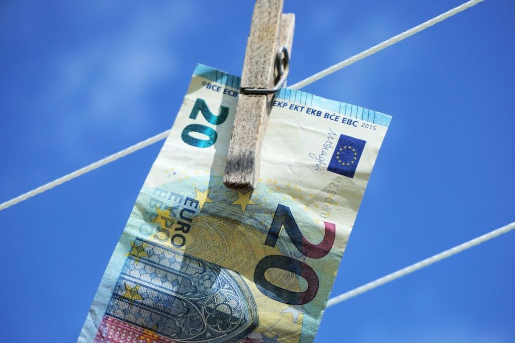 Billete de 20 euros en un tendedero