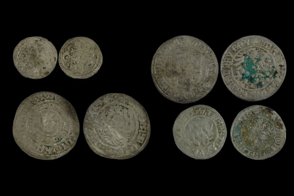 En una de las tumbas se encontraron cuatro diminutas monedas de plata, datadas en el siglo XVI