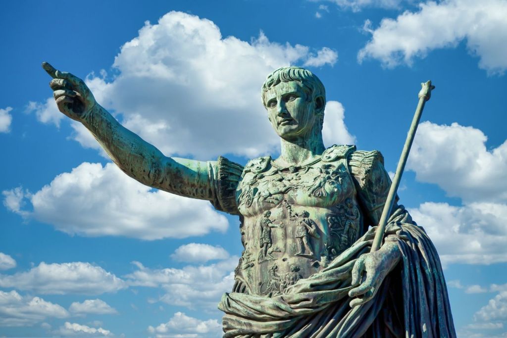 Julio César utilizó los combates de gladiadores como herramienta política, organizando espectáculos masivos para ganar popularidad entre el pueblo romano