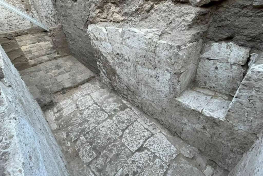 La tumba recientemente descubierta de un rey, saqueada en la antigüedad y despojada de sus tesoros