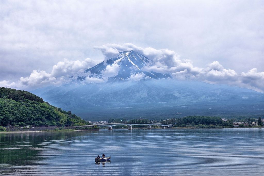 Paisaje con lago y montaña en Japón
