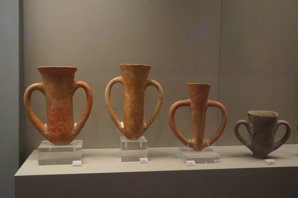 Vasos cerámicos con dos asas para beber vivno, Edad del bronce