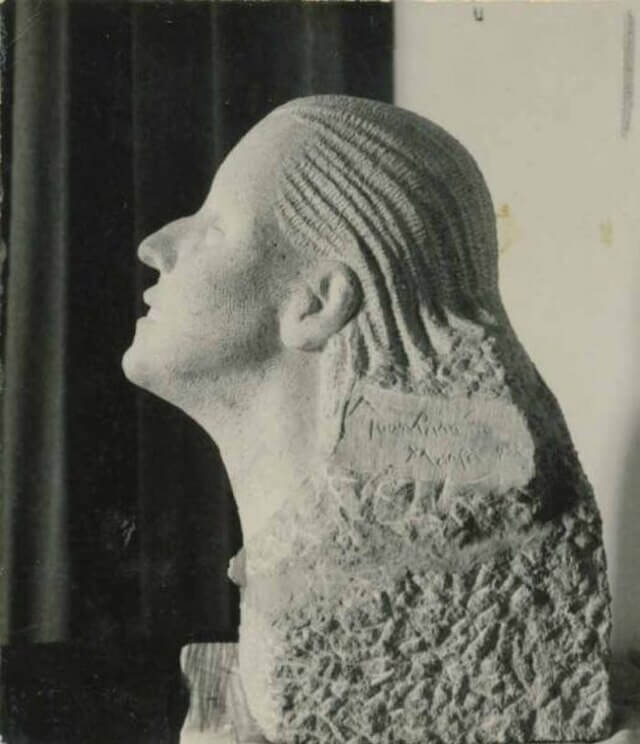 Busto de Zenobia Camprubí, Marga Gil