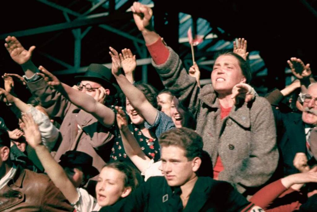 Ciudadanos haciendo el saludo nazi
