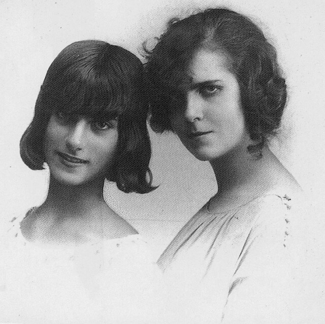 Marga Gil junto a su hermana Consuelo