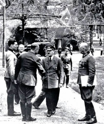 El coronel Claus von Stauffenberg junto a Hitler