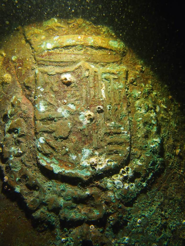 Escudo de aramas de Felipe II encontrado en la ría de Ferrol