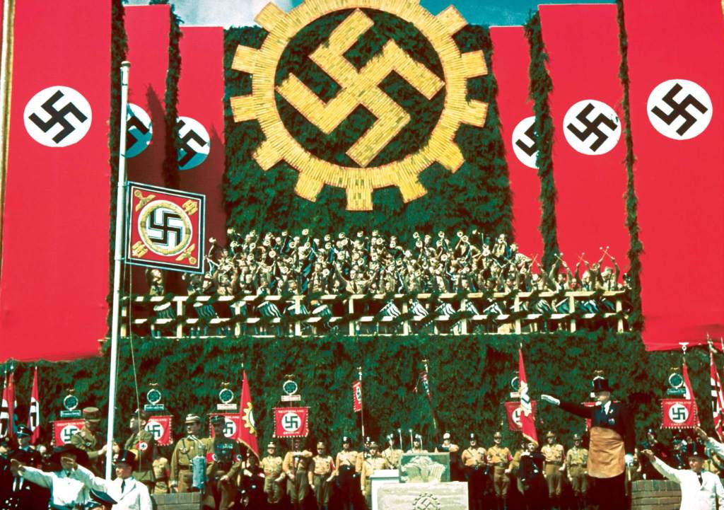 Estandartes, banderas y orquesta nazis