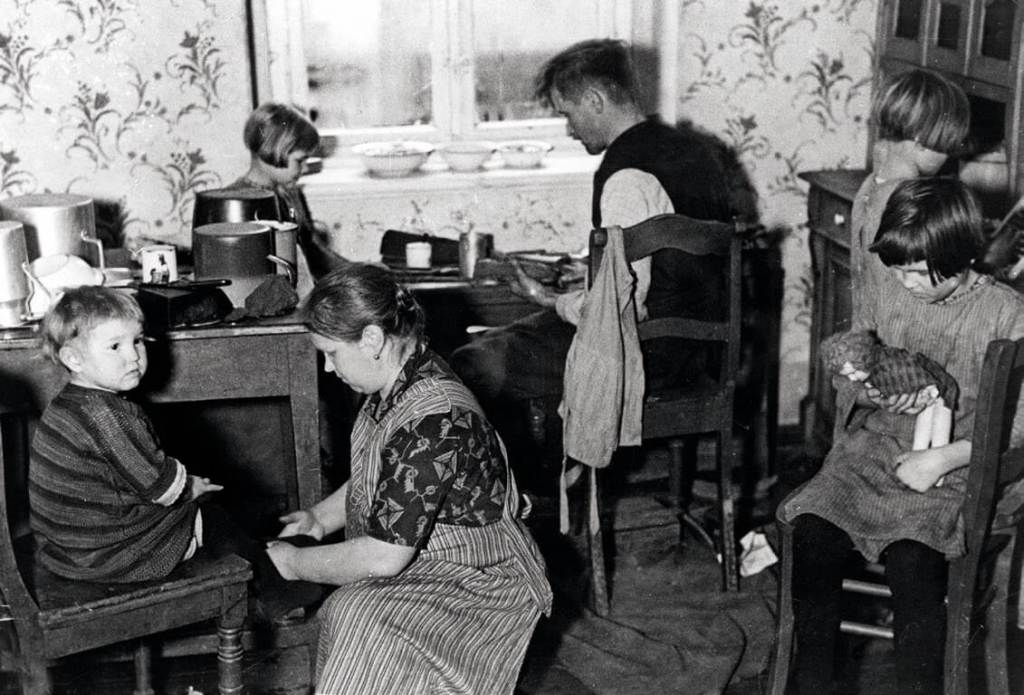 Familia de un minero de Silesia acogida en un piso de renta baja