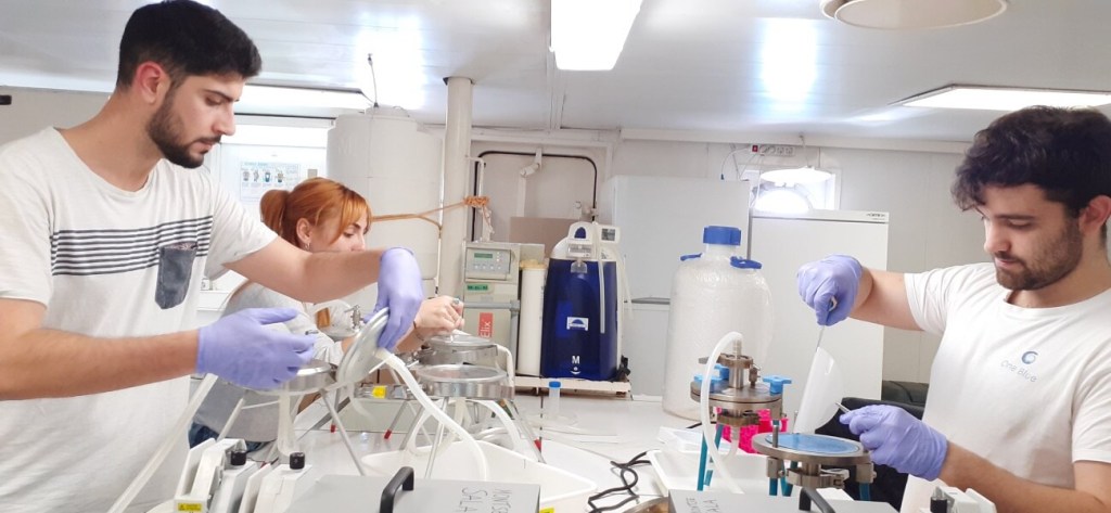 Investigadores de IDAEA-CSIC y ICM-CSIC realizando operaciones de extracción en el laboratorio a bordo del buque AEGAEO en el Mar Egeo. Crédito: HCMR 