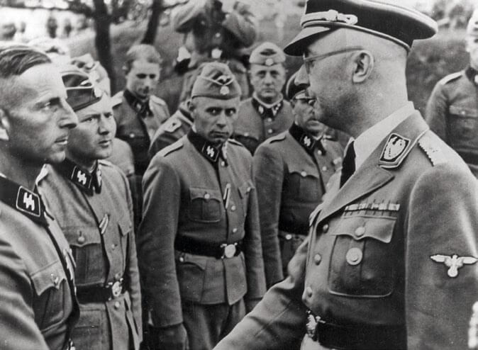 Himmler habla con miembros de las SS