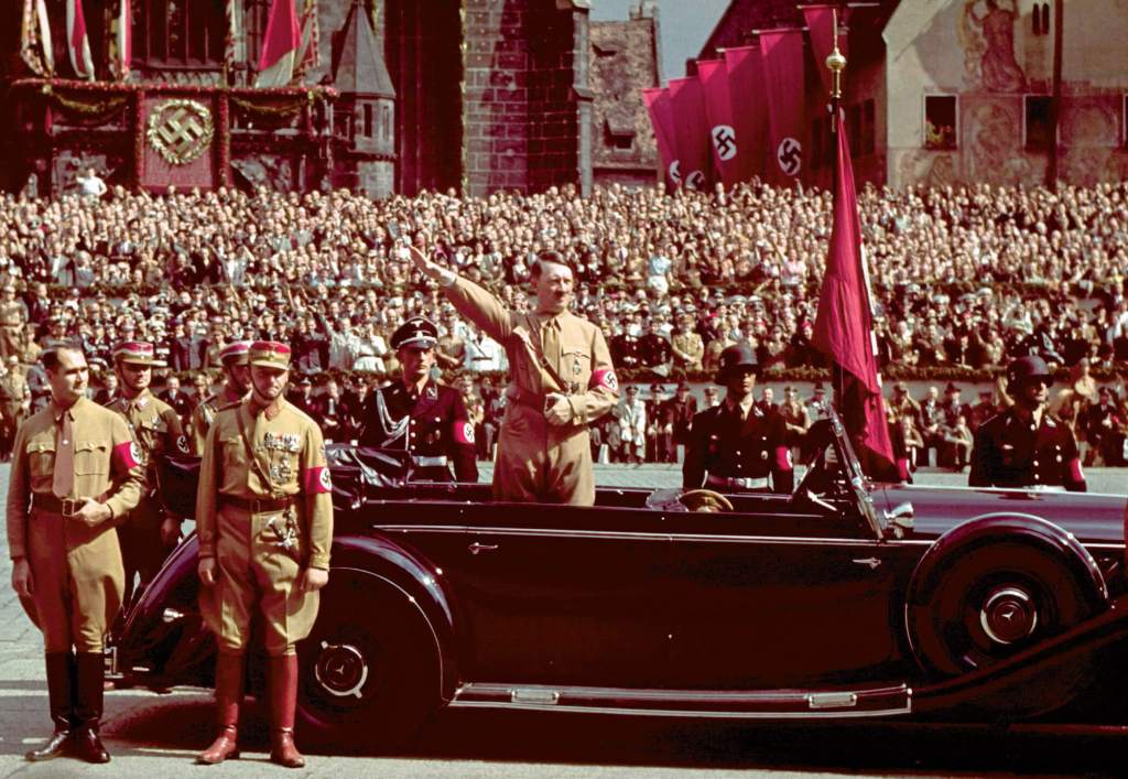 Hitler devuelve el saludo nazi a las tropas