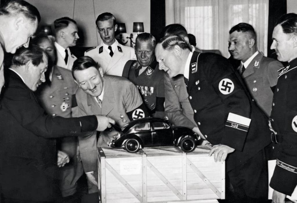 Hitler observa un modelo a escala del futuro Volkswagen