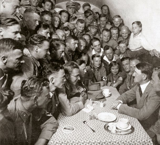 Hitler rodeado de miembros de las SA