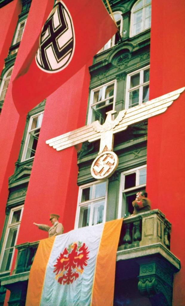 Hitler saluda desde un balcón de la Heldenplatz de Viena