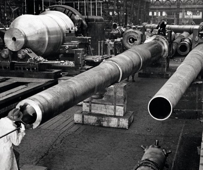 Inspección de un cañón en una fábrica de armas alemana en 1942