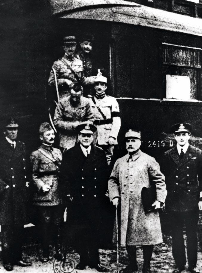 Las delegaciones francesa e inglesa posan junto al vagón del armisticio en 1918