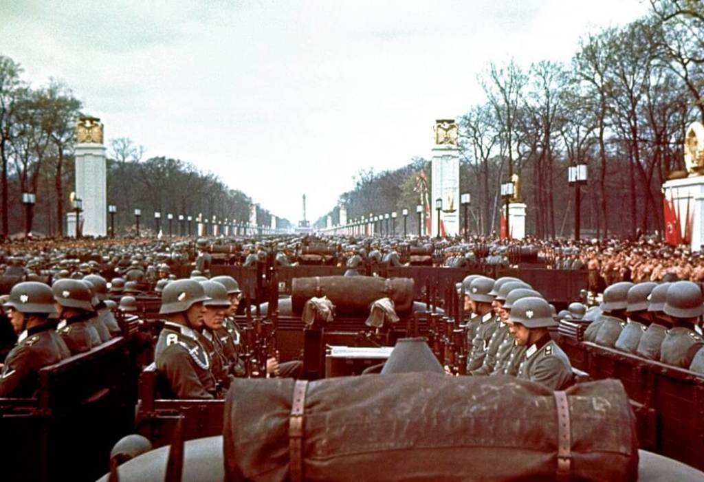 Tropas nazis durante un desfile