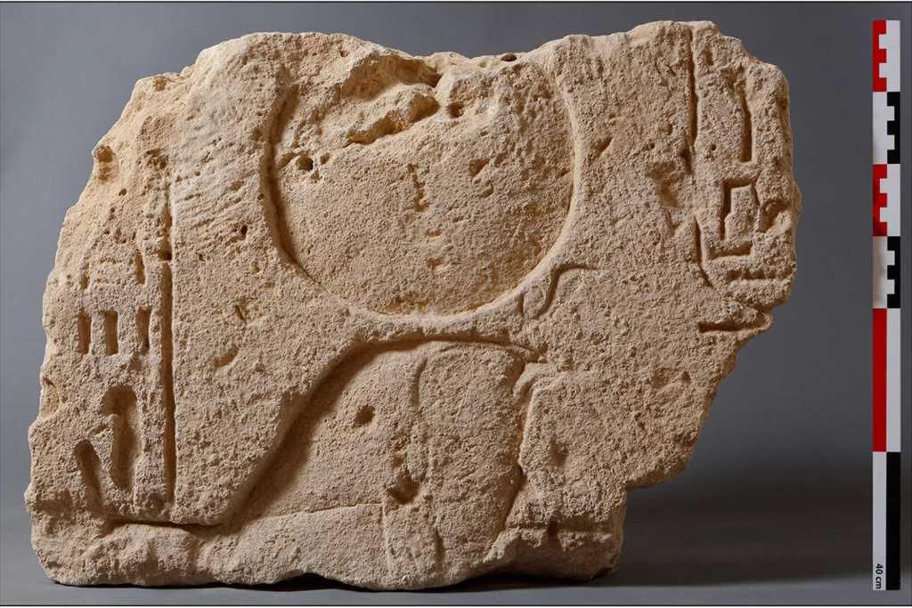 Un bloque tallado con la imagen de Ra-Horajti, el dios del Sol naciente, procedente del templo erigido por Ramsés II