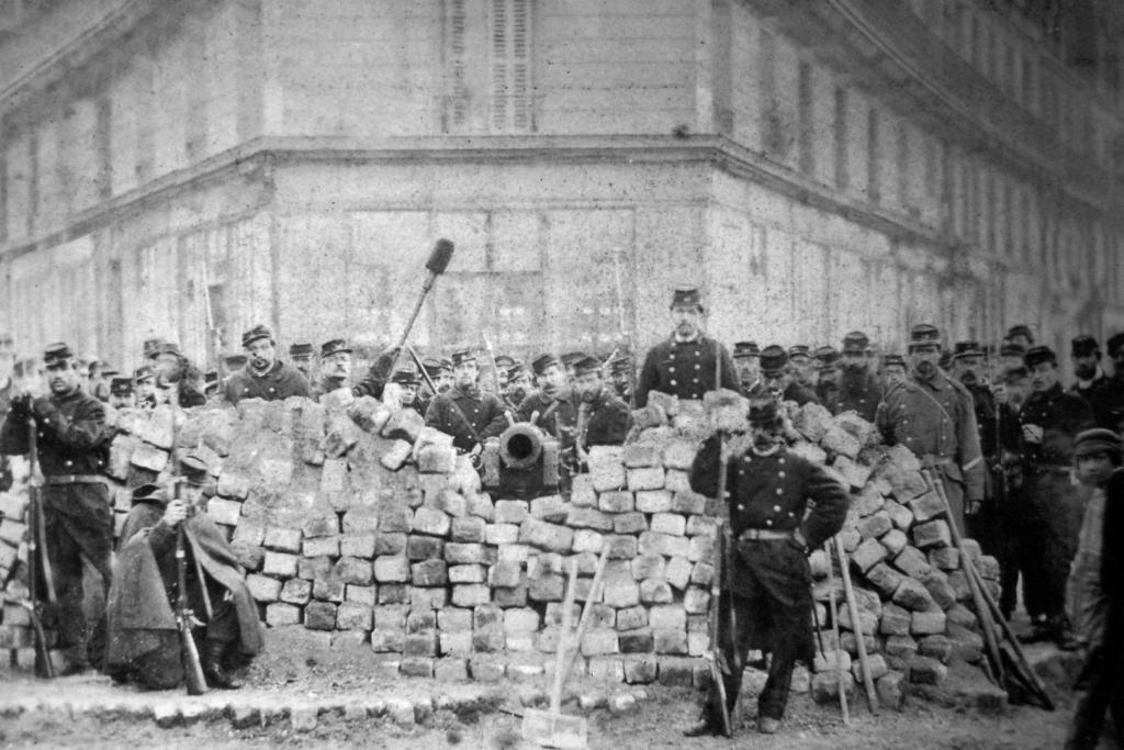 Los comuneros se agrupan en el Boulevard Voltaire