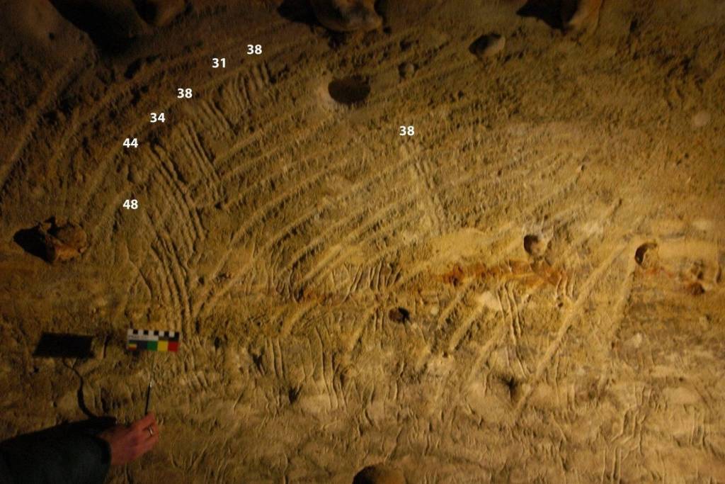 Trazos realizados con los dedos por niños en la cueva de Rouffignac, datados entre hace 14.000 y 20.000 años