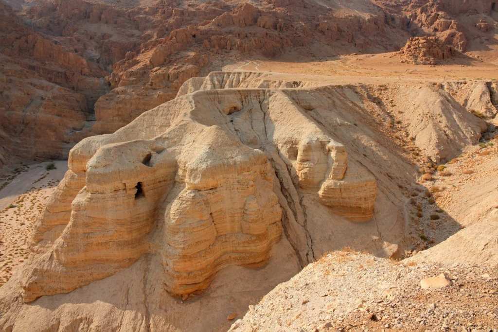 Las cuevas de Qumrán, ocultas en el desierto de Judea, fueron el inesperado escondite de los Manuscritos del Mar Muerto