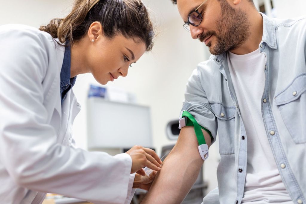 Un análisis de sangre revela señales del Parkinson antes de que aparezcan los primeros síntomas