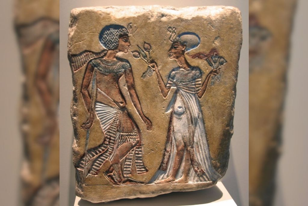 Akhenatón y Nefertiti, representados en el relieve, figuran entre los gobernantes más emblemáticos del antiguo Egipto