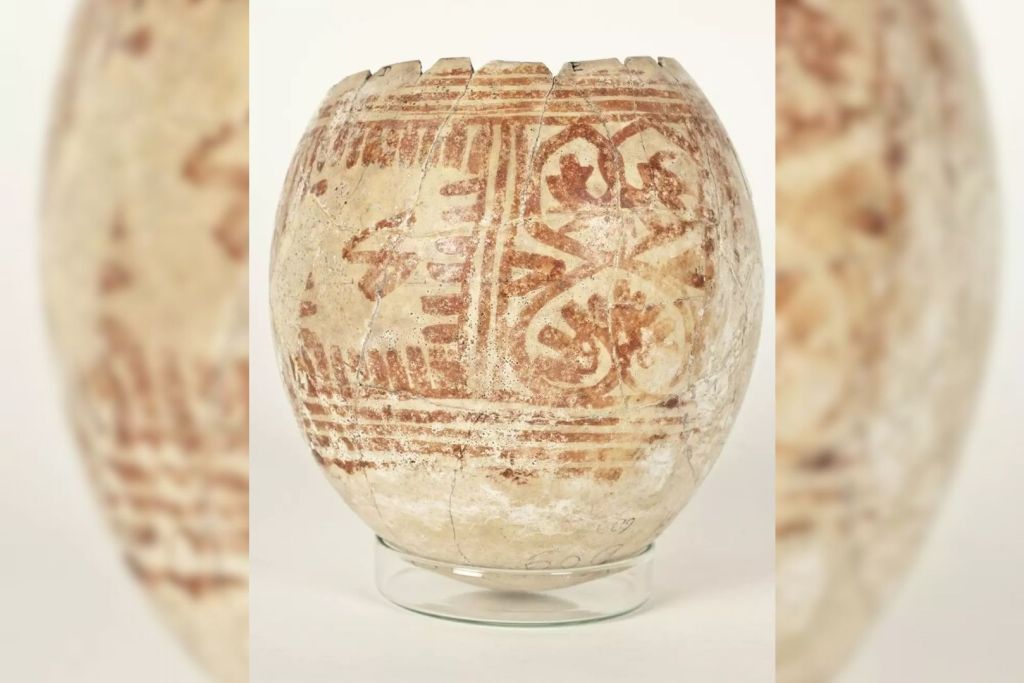 Huevo de avestruz decorado hallado en la necrópolis púnica de Villaricos (España). Este tipo de ofrenda funeraria, habitual en los ajuares púnicos, refleja la fuerte influencia cultural llegada desde el norte de África